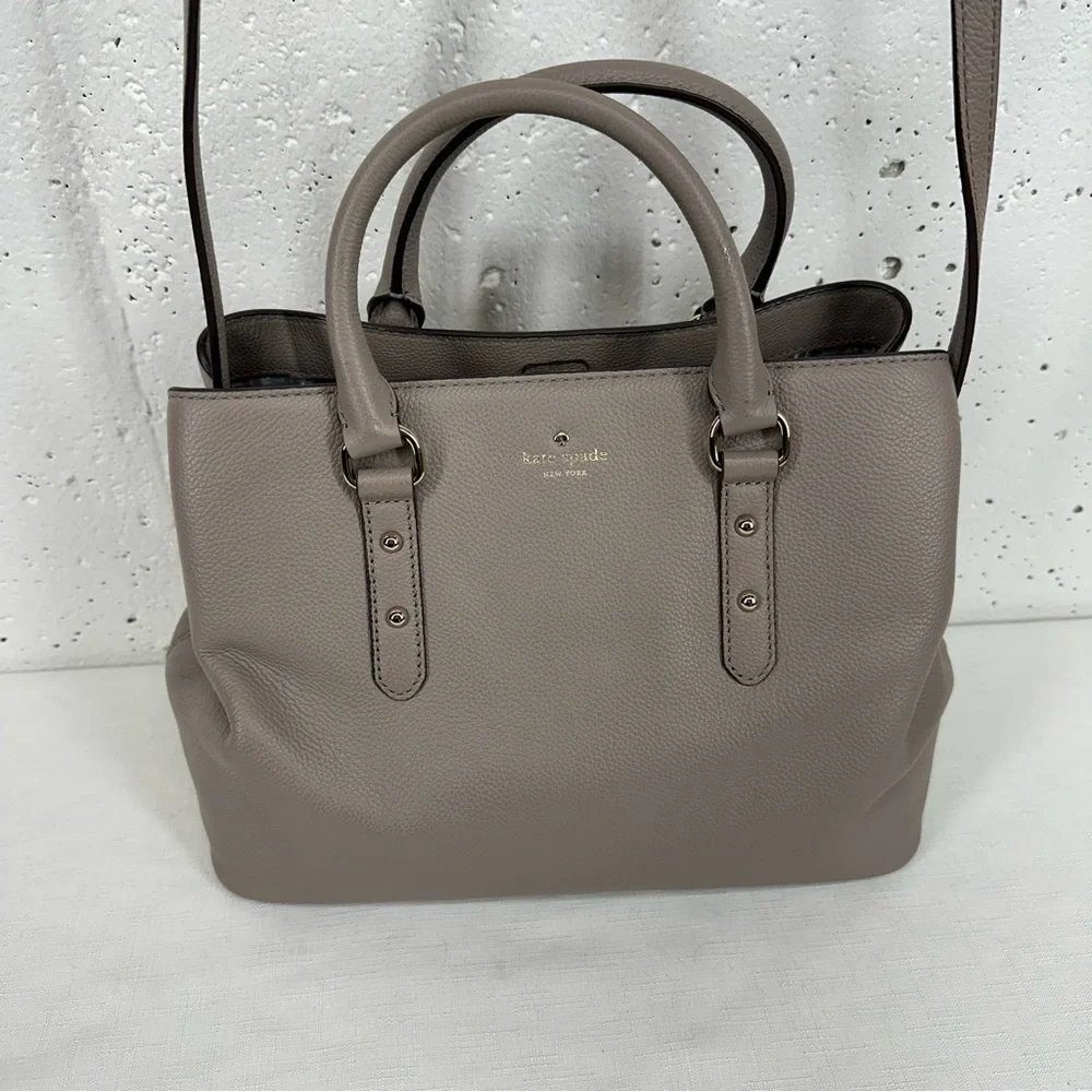 Kate Spade Taupe Larchmont Avenue Pebbled Leather Satchel Crossbody Bag Purse - Picture 3 of 16